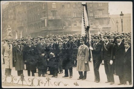 1934 Hungária MTK és vezérsége a Szabadság téri Nyugat szobornál, hátoldalon feliratozott fotó Orelly műterméből, 12×17,5 cm