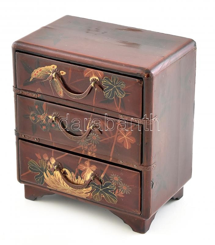 Dekoratív lakkozott fa szekrényke három fiókkal, hátoldalán repedéssel, kisebb felületi sérülésekkel, 15x13,5x9 cm