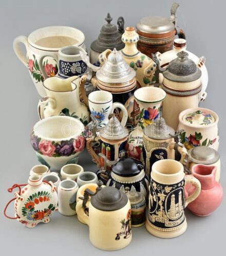 28 darabos vegyes kerámia és porcelán tétel, apróbb hibákkal, kopásokkal, részben jelzett, m: 5-21cm
