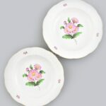 2 db Herendi leveses tányér, kézzel festett porcelán, jelzett, kopásnyomokkal, d: 24,5cm