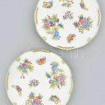 2 db Herendi Viktória mintás lapos tányér, kézzel festett porcelán, kopásnyomokkal, jelzett, d: 26cm