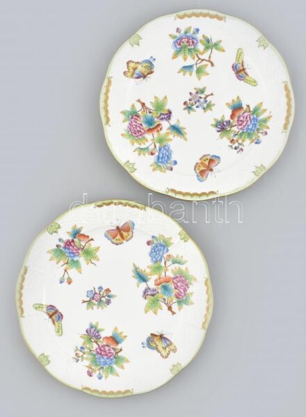 2 db Herendi Viktória mintás lapos tányér, kézzel festett porcelán, kopásnyomokkal, jelzett, d: 26cm