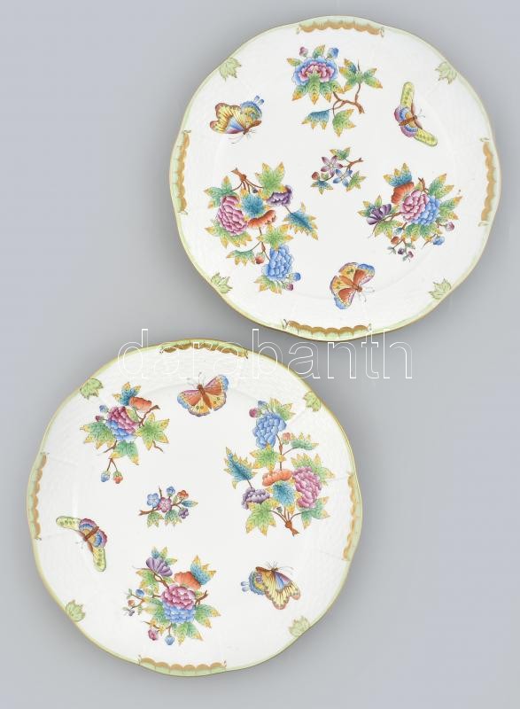 2 db Herendi Viktória mintás lapos tányér, kézzel festett porcelán, kopásnyomokkal, jelzett, d: 26cm