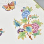 2 db Herendi Viktória mintás lapos tányér, kézzel festett porcelán, kopásnyomokkal, jelzett, d: 26cm - Image 2