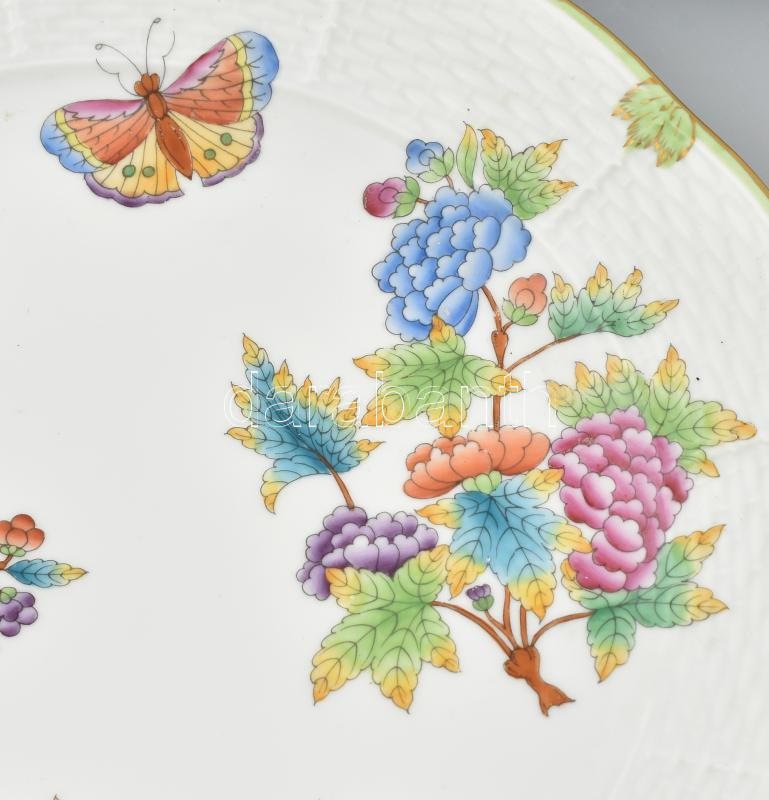 2 db Herendi Viktória mintás lapos tányér, kézzel festett porcelán, kopásnyomokkal, jelzett, d: 26cm - Image 2