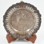 Angol ezüstözött alpakka dísz tányér, jelzett, fa állvánnyal, kopásnyomokkal, d: 19 cm - Image 2