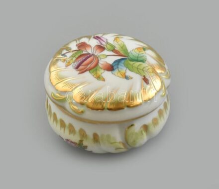 Herendi Viktória mintás kis bonbonier, kézzel festett, jelzett, kopásnyomokkal, d: 7,5 cm