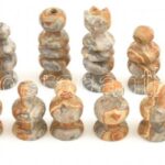 Ónix-achát sakkfigura készlet, hiánytalan, néhány kisebb sérüléssel