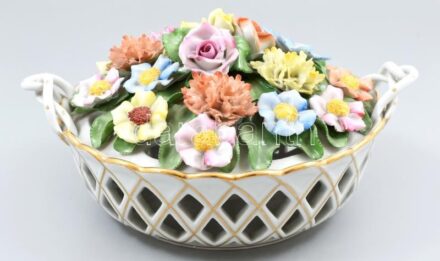 Herendi virágkosár asztalközép. Kézzel festett porcelán. Jelzett: masszába nyomott herend, Tertia. Néhány szirmon apró sérült. d: 27 cm