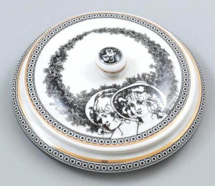 Hollóházi Jurcsák László által tervezett bonboniere. Matricás, jelzett, hibátlan. d: 12 cm.