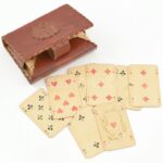 2 pakli mini franciakártya (Játékkártyagyár, 1950 körül), kissé viseltes állapotban, bőr kártyatartó tokban