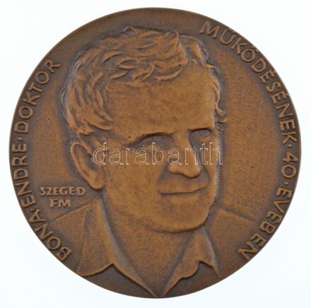 Fritz Mihály (1947-) ~1980. 'Doktor Bóna Endre működésének 40. évében - Szeged / Nehéz a becsület fényében elbotlani' kétoldalas Br emlékérem (76mm) T:1-