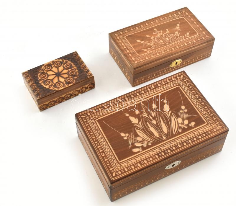 3 db díszes fa doboz, közte két zárható, kulcsokkal, 22x14,5x7 cm - 11,5x7,5x3,5 cm