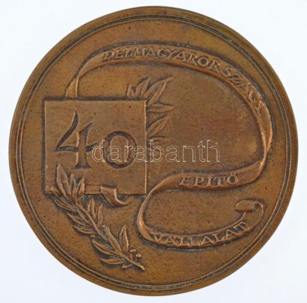 Lapis András (1942-) 1989. 'Délmagyarországi Építő Vállalat - 40 / 1949 - 1989' kétoldalas, öntött bronz plakett eredeti tokkal (94mm) T:1-