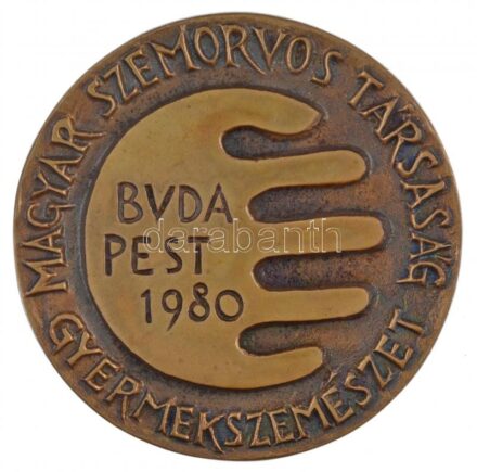 Tóth Sándor (1933-2019) 1979. 'Magyar Szemorvos Társaság - Gyermekszemészet - Budapest 1980' kétoldalas, öntött bronz plakett (90mm) T:1-