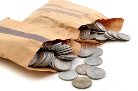 1941-1944. 1P Al (100db) 'Országos Takarékbank - 100 Forint, 50 darab 2 Forintos' papírzacskóban, a zacskó bélyegzés nélkül + 1941-1943. 2P Al (100db) 'Országos Takarékbank - 200 Forint, 20 darab 10 Forintos' papírzacskóban, a zacskó