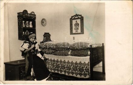 Kalotaszeg, Tara Calatei; Ágyas szoba, erdélyi folklór. Hátoldalon 'Fagykenőcs' reklám / Transylvanian folklore, room interior (fa)