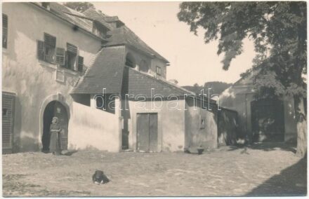 Kismarton, Eisenstadt; Das Ghetto. Robert Forstner Photograph, Buchdruckerei Leop. Horváth / A régi zsidó getto, héber felirat a házfalán / Old Jewish ghetto, Hebrew plate on the wall