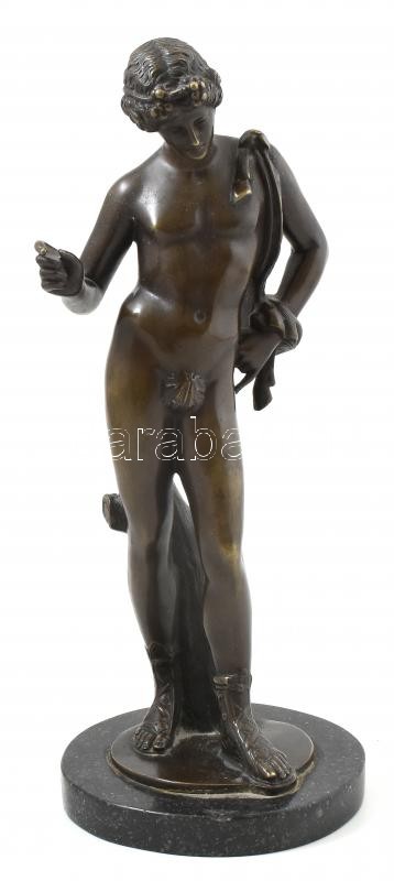 Jelzés nélkül: Mitológiai alak. Öntött, patinázott bronz, márvány talapzaton, talapzaton apró lepattanás. M: 34 cm