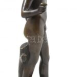 Jelzés nélkül: Mitológiai alak. Öntött, patinázott bronz, márvány talapzaton, talapzaton apró lepattanás. M: 34 cm - Image 2