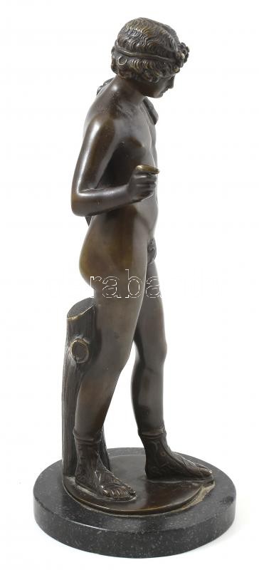 Jelzés nélkül: Mitológiai alak. Öntött, patinázott bronz, márvány talapzaton, talapzaton apró lepattanás. M: 34 cm - Image 2