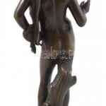 Jelzés nélkül: Mitológiai alak. Öntött, patinázott bronz, márvány talapzaton, talapzaton apró lepattanás. M: 34 cm - Image 3
