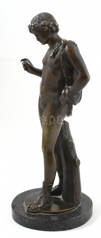 Jelzés nélkül: Mitológiai alak. Öntött, patinázott bronz, márvány talapzaton, talapzaton apró lepattanás. M: 34 cm - Image 4