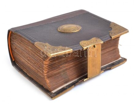 1860-1960 A Hieronymi, Kléger és a Weininger család fotóalbuma a család tagjait ábrázoló 39, részben feliratozott fotóval. Az album elején Petőfi fénnyomatos portréja. A család tagjaiként az albumban szerepel többek között
