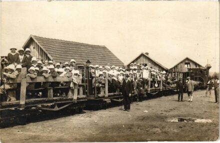 1924 Körösbánya, Altenburg, Baia de Cris; kiránduló csoport egy keskeny nyomtávú iparvasút teherkocsijain, vasútállomás / hiking group on the cargo trains of a narrow gauge industrial railway, station. photo (fl)