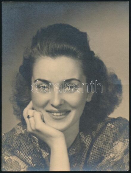 Wenckheim Henriette, grófnő (,,Hetta', 1919-1985) fiatalkori portréja, 2 db vintage fotó, hátoldalán ceruzával írt versekkel és 1941.VII.4. datálással, Inkey Tibor (1908-1998) fényképész pecséttel jelzett felvétele, 22,5x17,5 cm