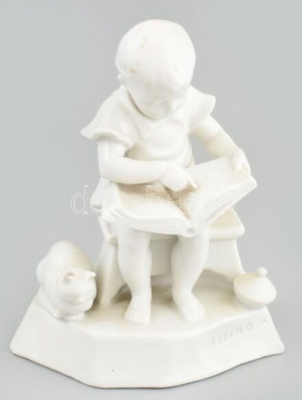 Zsolnay fehér mázas olvasó kisfiú cicával, jelzett (Sinkó András (1901-1976)), kis mázhibákkal, lepattanásokkal, halvány jelzéssel, m: 19 cm