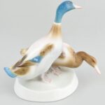 Zsolnay porcelán kacsapár, (tervezte: Sinkó András (1901-1976)), kézzel festett, jelzett, minimális lepattanással, m: 17 cm