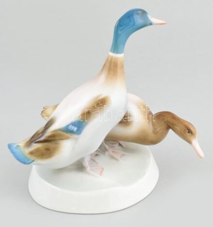 Zsolnay porcelán kacsapár, (tervezte: Sinkó András (1901-1976)), kézzel festett, jelzett, minimális lepattanással, m: 17 cm