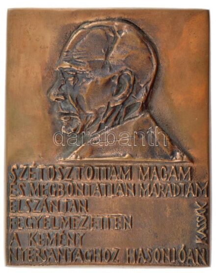 Jovánovics György (1939-) ~1970. 'Kassák Lajos - Szétosztottam magam és megbontatlan maradtam elszántan, fegyelmezetten a kemény nyersanyaghoz hasonlóan' egyoldalas, öntött bronz plakett, hátlapona Képcsarnok matricájával (111,5x88mm)