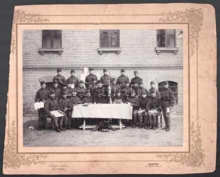 1901 Ludovika, Bp., tisztnövendékek csoportképe tankönyvekkel, hátoldalán datált, Schäffer Ármin budapesti fényképész felvétele, kartonra ragasztott vintage fotó, karton sérült és hiányos, fotó jobb felső sarkában apró