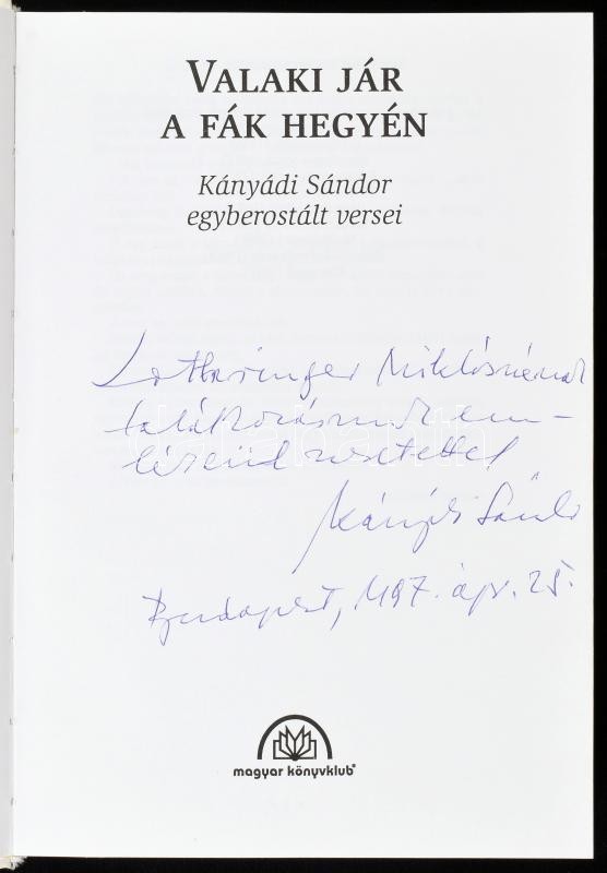 Kányádi Sándor: Valaki jár a fák hegyén. - - egyberostált versei. Bp., 1997, Magyar Könyvklub. Első kiadás. Kiadói kartonált papírkötés, kiadói papír védőborítóban. A szerző, Kányádi Sándor (1929-2018) által DEDIKÁLT - Image 2