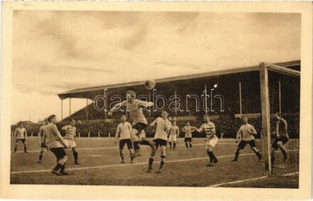 1913 március 16. FTC-MTK labdarúgó mérkőzés. Corner helyzet, Bíró Gyuszi gyönyörű fejessel véd. Kiadja a 'Klasszikus pillanatok vállalata' 7. sz. / Hungarian football match