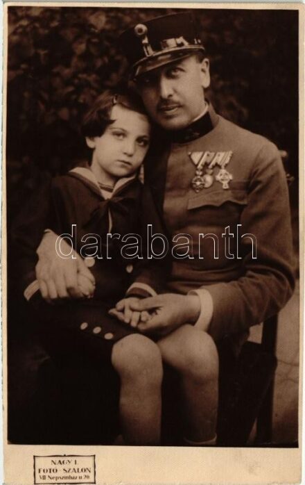 Magyar magas rangú katonatiszt kitüntetésekkel, térdén a kisgyerekével / Hungarian military officer decorated with medals holding his child. Nagy I. Fotó-Szalon VIII. Népszínház u. 20. Budapest, photo