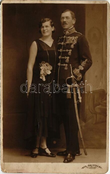 Magyar magas rangú huszár katonatiszt kitüntetésekkel és kardjával, mellette a felesége / Hungarian military Hussar officer and his sword, decorated with medals, his wife. Szilárd Tódor Szombathely, photo (kopott sarok / worn corner)