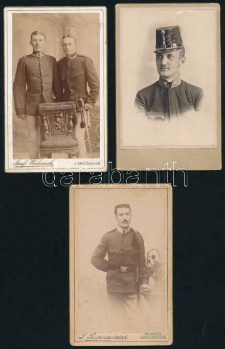 cca 1910 Vegyes katonafotó tétel, 3 db keményhátú fotó, Józefa Weihrauch (Brzezanach), J. Rundensteiner (Budéjovicich/Budweis), az egyik felületén kis foltokkal, egy másik hátoldalán foltokkal, 7x10 cm és 7x11 cm közötti méretben