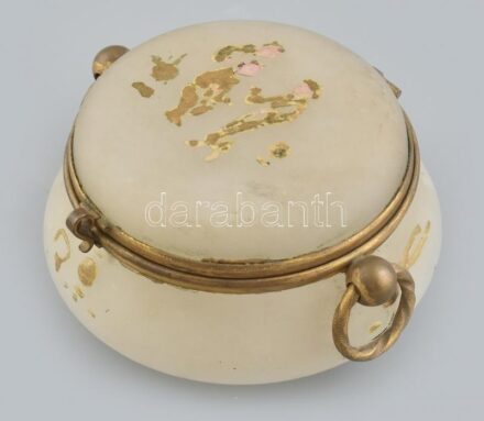 Antik, fehér, kalcedonüveg bonbonier, formába fújt, sav maratott, tűziaranyozott bronz szerelékkel, erősen kopott, 1880 körül, d: 13 cm