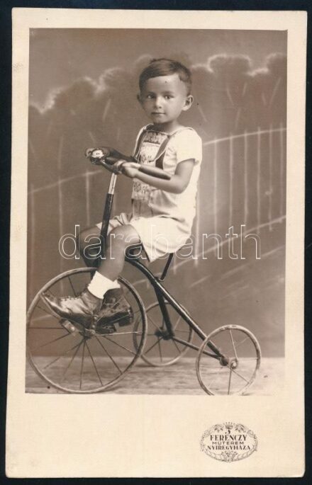 cca 1930 Kisfiú triciklivel Ferenczy műterem, Nyíregyháza. Fotólap