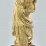 Kínai női figura, faragott zsírkő, kopásnyomokkal, jelzés nélkül, m: 15,5cm