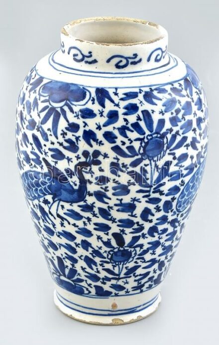 Antik kínai pávás díszváza, szeladon mázas, mázalatti kobaltkékkel festett porcelán, jelzés nélkül, 19, század, korának megfelelő kopásokkal, mázlepattanásokkal. m: 20 cm