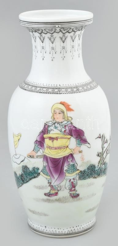Zhonguo Jingdezhen Zhi Famille Rose kínai váza, 1950 körül, kontúr matricás, kézzel festett porcelán, jelzett, apró kopásnyomokkal, m: 20,5 cm