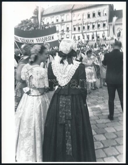 cca 1938 Szent István napi körmenet a Várban. Koronaőrök, rendőrök, népviselet, fotósok 4 db későbbi nagyítás 13x18 cm