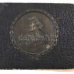cca 1925-32 Emlékkönyv sok bejegyzéssel, több rajzzal, díszes dombornyomott, kopott kötésben, néhány lap kijár, 13x16,5 cm - Image 3