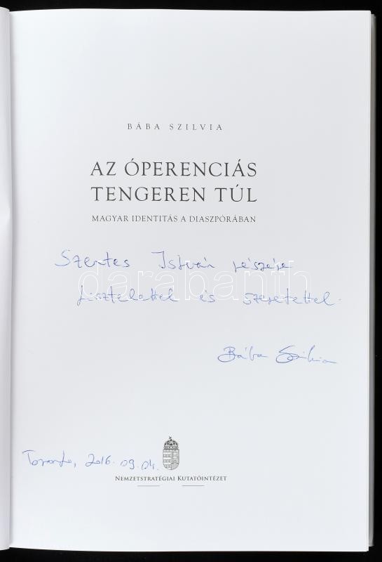 Bába Szilvia: Az Óperenciás tengeren túl. Magyar identitás a diaszpórában. Bp., 2015, Nemzetstratégiai Kutatóintézet. Kiadói kartonált papírkötés, kiadói papír védőborítóban. A szerző által DEDIKÁLT példány. - Image 2