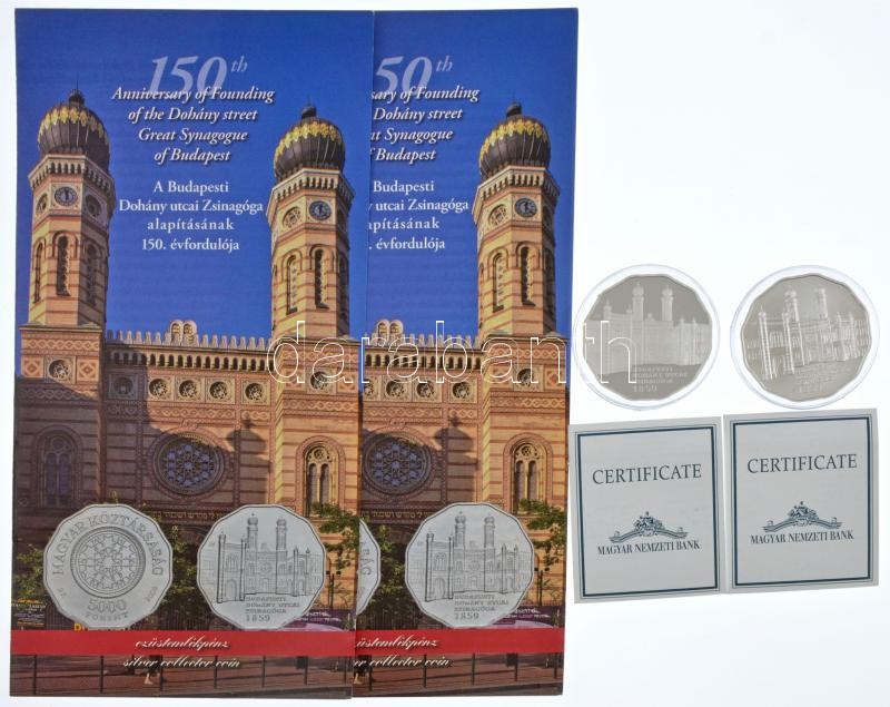 2009. 5000Ft Ag '150 éves a Dohány utcai Zsinagóga' (2xklf) kapszulában, tanúsítvánnyal, 2db színes MNB tájékoztatóval T:BU,PP kis patina, az egyiken karc Adamo EM222 - Image 3