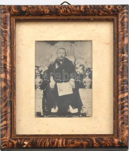 ca 1920 Thubten Choekyi Nyima (1883-1937), 9. pancsen láma, Buddhista főláma fotója, üvegezett keretben, 6x8,5 cm, külső méret: 13x15 cm / Photo of Budhist lama, Thubten Choekyi Nyima (1883-1937), the 9th Panchen lama, photo in glazed